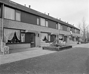52155 Gezicht op de voorgevels van de huizen Ananasstraat 9 (links) -1 te Utrecht.